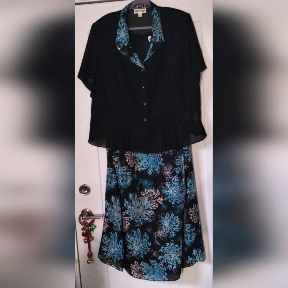 Black Green & White Design business casual. Dress with lining and jacket Size 24